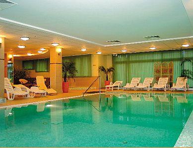 Úszómedence a Hotel Granada wellness részlegében Kecskeméten - Granada Wellness Hotel Kecskemét - Sport és wellness szálloda kedvezményes árakon Kecskeméten