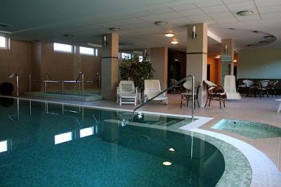 Úszómedence a Wellness Hotel Granadában Kecskeméten - Granada Wellness Hotel Kecskemét - Sport és wellness szálloda kedvezményes árakon Kecskeméten